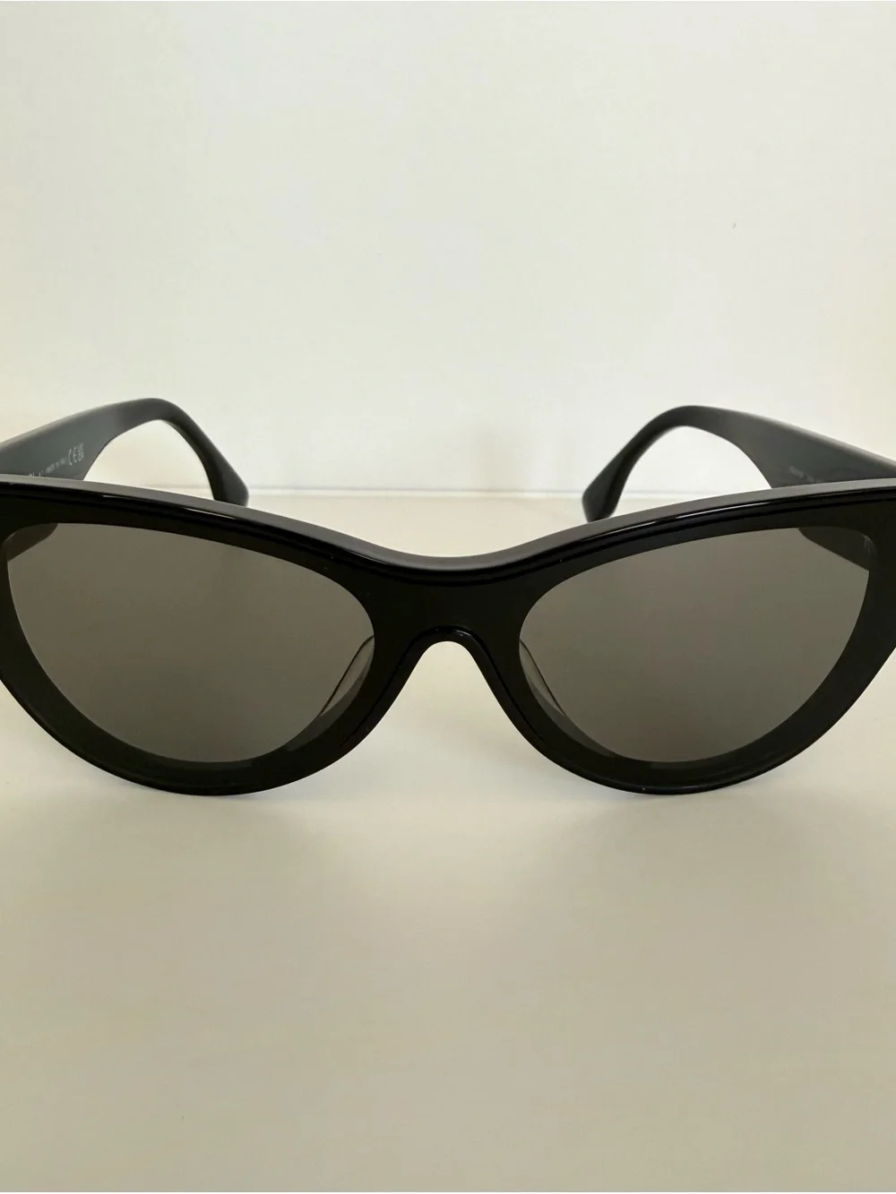 NEW!!! Fendi cat eye black sunglasses FE40135F 01A Authentic